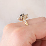 Anello a fiore vintage in oro giallo 14K con zaffiro (0.50ct ca.) e diamanti (0.90ctw ca.), anni ‘70/‘80