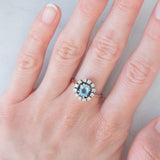 Anello a margherita vintage in oro bianco 14K con acquamarina (0.70ct ca.) e diamanti di taglio brillante (0.24ctw ca.), anni ‘70