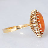 Anello a margherita vintage in oro giallo 14K con opale di fuoco sintetico e diamanti di taglio brillante (0.40ctw ca.), anni ‘80