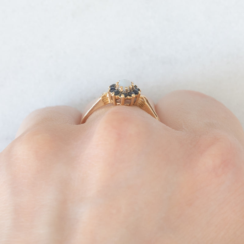 Anello a margherita vintage in oro giallo 9K con opale (0.15ct ca.) e zaffiri (0.20ctw ca.), anno 1986