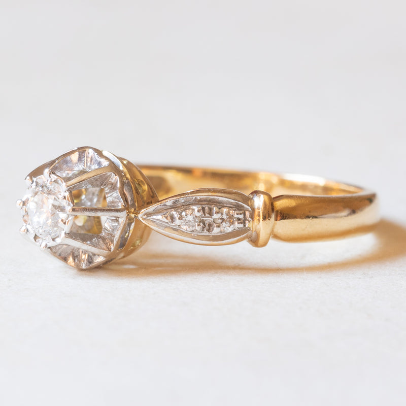 Anello antico francese in oro giallo e bianco 18K con diamanti (centrale di taglio brillante e di 0.28ct ca.), anni ‘30/‘40