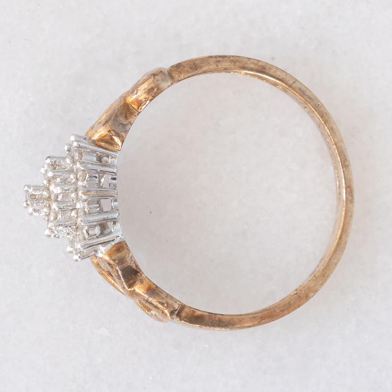 Anello a fiore vintage in oro giallo e bianco 9K con diamanti (0.15ctw ca.), anni ‘80