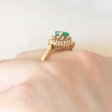 Anello ballerina vintage in oro giallo 14K con smeraldo (0.50ct ca.) e diamanti di taglio brillante e di taglio tapered (0.50ctw ca.), anni ‘70