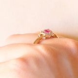 Herzförmiger Vintage-Ring aus 9-karätigem Gelb- und Weißgold mit synthetischem Rubin (ca. 0.20 ct) und Diamanten (ca. 0.06 ctw)