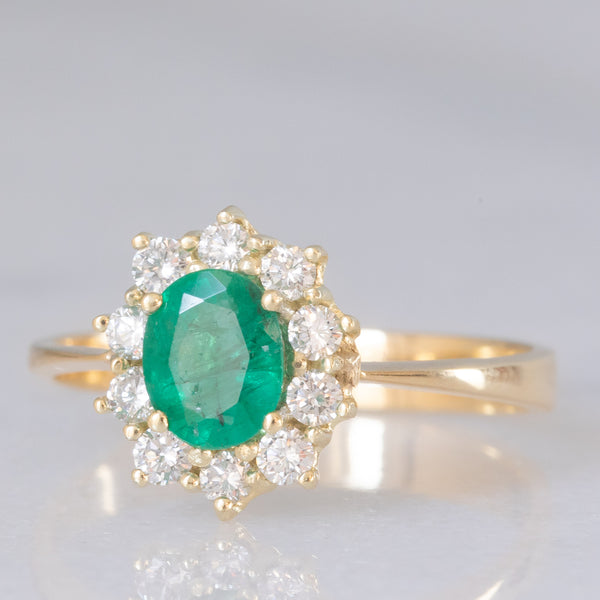 Anello a margherita vintage in oro giallo 18K e 14K con smeraldo (0.60ct ca.) e diamanti di taglio brillante (0.30ctw ca.), anni ‘70/‘80