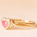 Herzförmiger Vintage-Ring aus 9-karätigem Gelb- und Weißgold mit synthetischem Rubin (ca. 0.20 ct) und Diamanten (ca. 0.06 ctw)