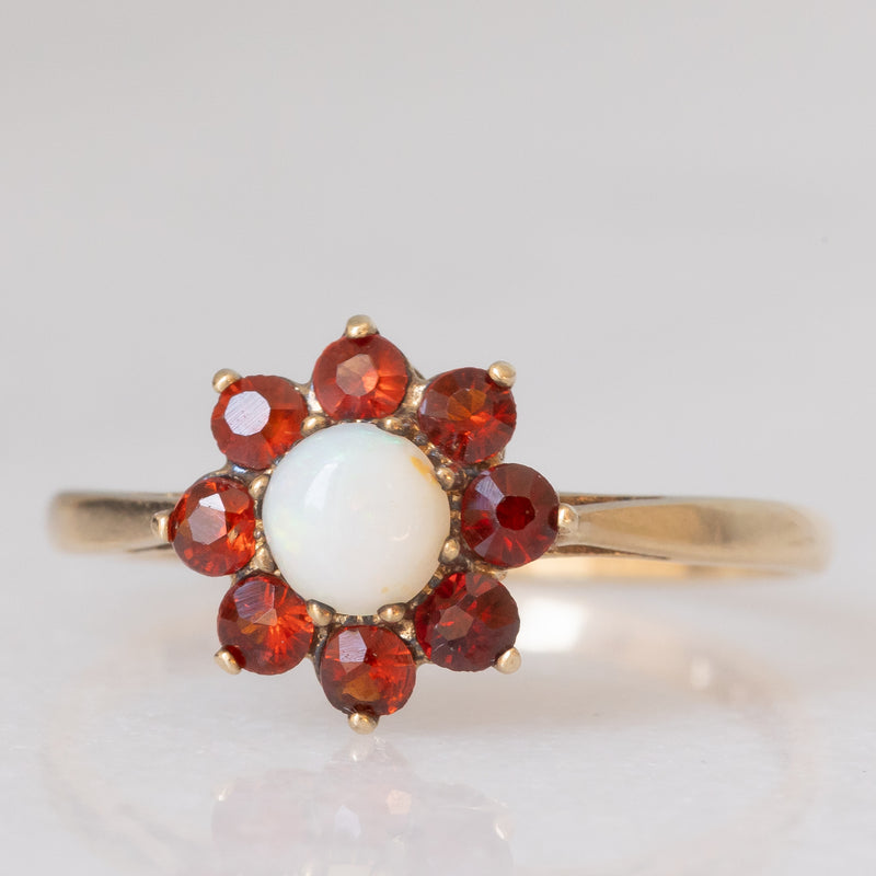 Anello a margherita in oro giallo 9K con opale (0.20ct ca.) e granati (0.30ctw ca.), anno 1977