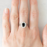 Vintage-Gänseblümchenring aus 18 Karat Weißgold mit Saphiren (ca. 1 ct) und Diamanten im Brillantschliff (ca. 0.60 ctw), 70er Jahre