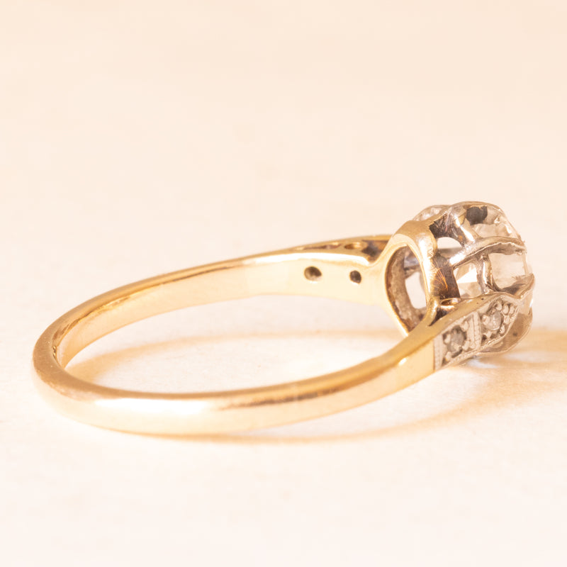 Solitario antico in oro giallo 14K e argento con diamante centrale di taglio brillante (0.55ct ca.) e diamanti laterali di taglio rosetta, anni ‘10/‘20