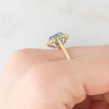 Anello a margherita vintage in oro giallo 9K con topazio azzurro (1.50ct ca.) e diamanti (0.10ctw ca.), anno 1988