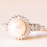 Anello vintage in oro bianco 18K con perla bianca e diamanti (0.34ctw ca.), anni ‘60/‘70