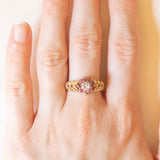 Vintage-Blumenring aus 9-karätigem Gelb- und Weißgold mit synthetischen Rubinen (ca. 0.40 ctw) und Diamant sowie mit seitlichen Verzierungen in Form von Blättern, 1989