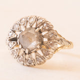 Antiker Gänseblümchenring aus 14 Karat Gelbgold und Silber mit zentralem Diamanten im Rose-Coroné-Schliff (ca. 0.60 ct) und seitlichen Diamanten im Rosettenschliff, Ende des 800./Anfang des 900. Jahrhunderts