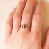 Anello a fiore vintage in oro giallo 9K con zaffiri (0.40ctw ca.) e diamante, anno 1992