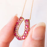 Vintage-Halskette aus 9-karätigem Gelbgold mit Hufeisen-Anhänger aus 9-karätigem Gelbgold und synthetischen Rubinen (ca. 1 Karat), 90er Jahre