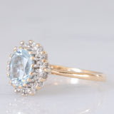 Anello a margherita vintage in oro giallo e bianco 9K con topazio azzurro (1.60ct ca.) e diamanti (0.16ctw ca.), anni ‘80