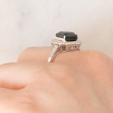 Anello a margherita vintage in oro bianco 18K con tormalina verde (2.80ct) e diamanti (0.40ctw), anni ‘2000