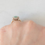 Anello a margherita vintage in oro giallo e bianco 9K con smeraldo (0.70ct ca.) e diamanti (0.20ctw ca.), anni ‘80