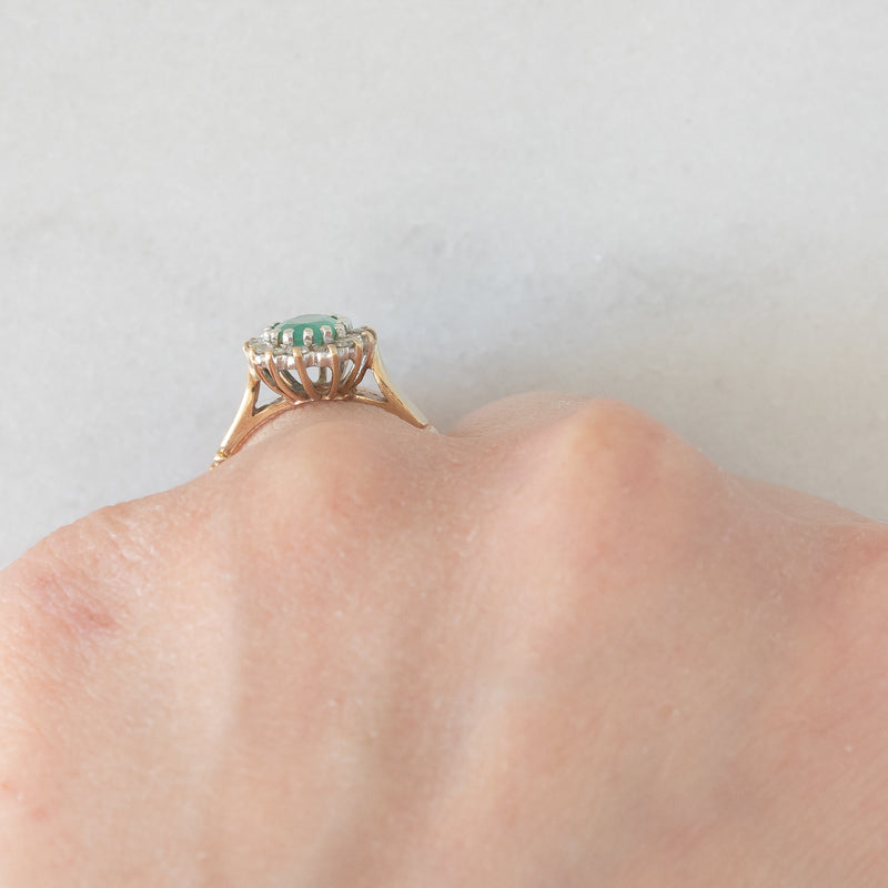 Anello a margherita vintage in oro giallo e bianco 9K con smeraldo (0.70ct ca.) e diamanti (0.20ctw ca.), anni ‘80