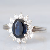 Anello a margherita in oro bianco 18K con zaffiro (1.30ct ca.) e diamanti di taglio brillante (0.44ctw ca.), anni ‘70