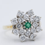 Anello a fiore/fiocco di neve in oro giallo e bianco 14K con smeraldo (0.13ct ca.) e diamanti di taglio brillante (1.24ctw ca.), anni ‘70
