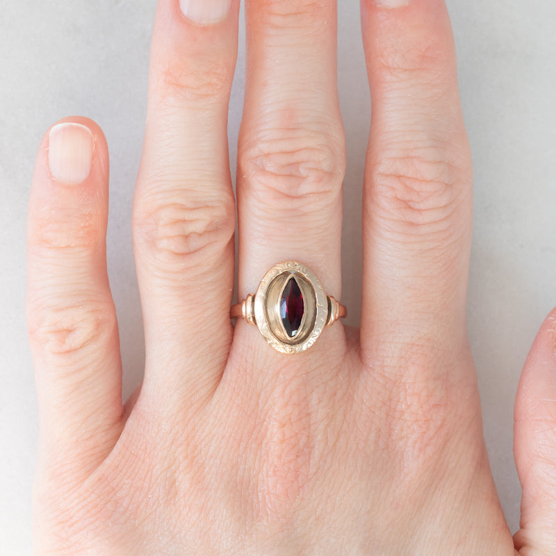 Anello vintage in oro giallo 14K con granato di taglio marquise (0.50ct ca.), anni ‘60