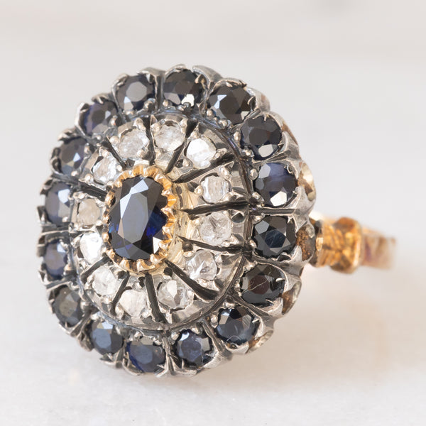Anello a margherita vintage in stile antico in oro giallo 18K e argento con zaffiri (1ctw ca.) e diamanti di taglio rosetta (0.12ctw ca.), anni ‘60/‘70
