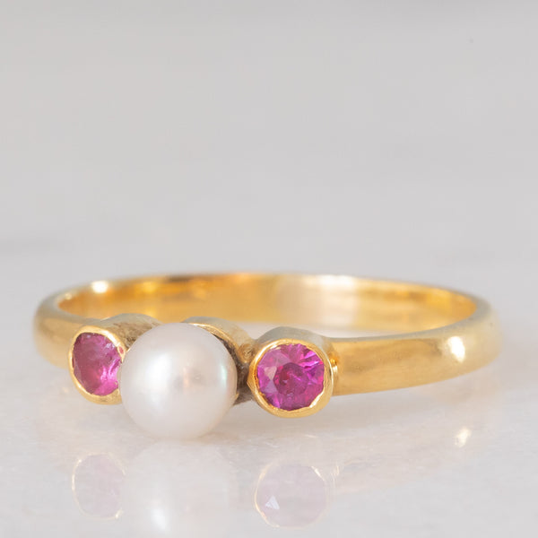 Trilogy vintage in oro giallo 18K con rubini (0.14ctw ca.) e perla bianca, anni ‘60/‘70