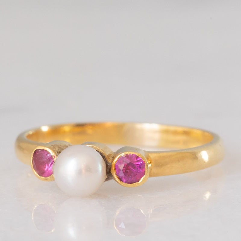 Trilogy vintage in oro giallo 18K con rubini (0.14ctw ca.) e perla bianca, anni ‘60/‘70