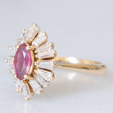 Anello ballerina vintage in oro giallo 14K con rubino (0.40ct ca.) e diamanti di taglio tapered (1ctw ca.), anni ‘70/‘80