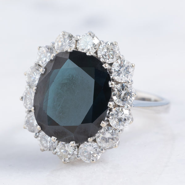 Anello a margherita vintage in oro bianco 18K con zaffiro (6.70ct ca.) e diamanti di taglio brillante (1.80ctw ca.), anni ‘70/‘80