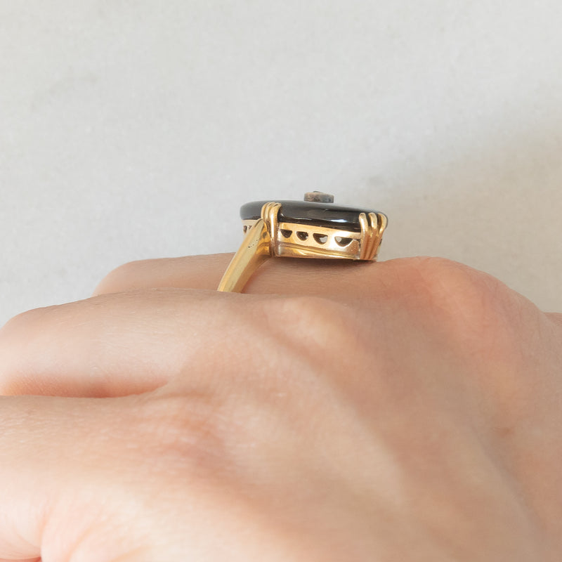 Anello Art Déco in oro giallo 18K con onice e diamante di taglio Rosetta (0.07ct ca.), anni ‘30