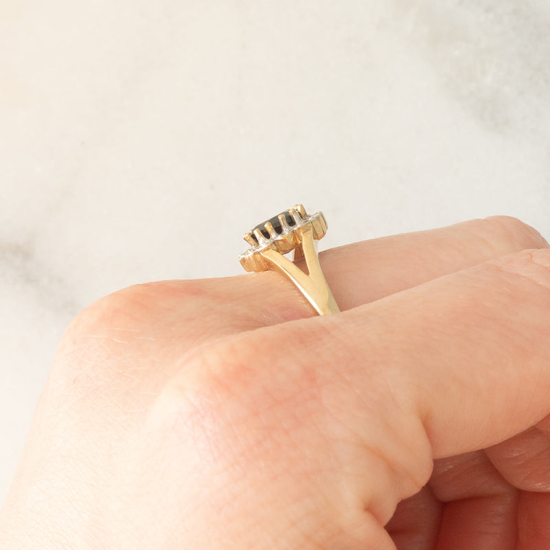 Anello a margherita in oro giallo 9K con zaffiro (0.60ct ca.) e diamanti (0.05ctw ca.), anni ‘70/‘80