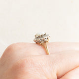 Anello a margherita vintage in oro giallo e bianco 9K con opale (0.40ct ca.) e diamanti (0.05ctw ca.), anno 1989