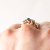 Antike Trilogie aus 18 Karat Gelbgold und Silber mit Saphir im Cabochonschliff (ca. 0.60 ct) und Diamanten im Rosettenschliff (ca. 0.20 ctw), 10er/20er Jahre