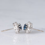 Orecchini a margherita vintage in oro bianco 14K con topazi blu (0.70ctw ca.) e diamanti (0.32ctw ca.), anni ‘70