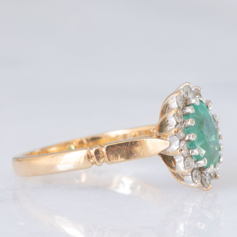Anello a margherita vintage in oro giallo e bianco 9K con smeraldo (0.70ct ca.) e diamanti (0.20ctw ca.), anni ‘80