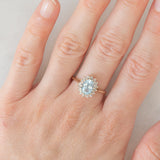 Anello a margherita vintage in oro giallo e bianco 9K con topazio azzurro (1.60ct ca.) e diamanti (0.16ctw ca.), anni ‘80