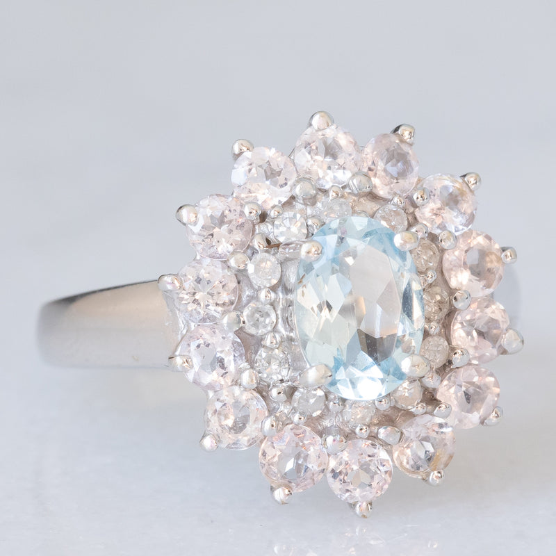 Anello a margherita moderno in oro bianco 9K con acquamarina (0.60ct ca.), diamanti (0.12ctw ca.) e morganiti (0.84ctw ca.), anni ‘2000