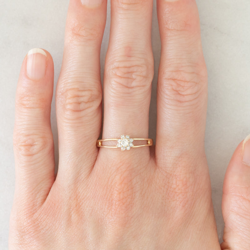 Anello a margherita in oro giallo 9K con diamanti (0.20ctw ca.), anno 1975