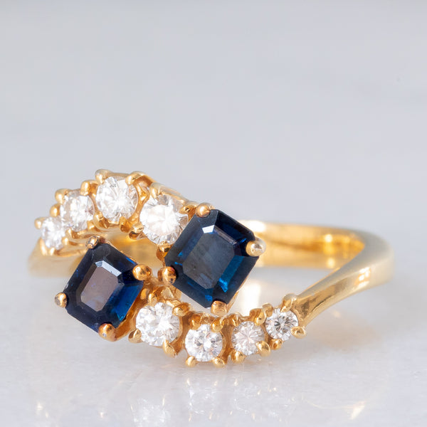 Toi et Moi francese vintage in oro giallo 18K con zaffiri di taglio smeraldo (0.80ct ca.) e diamanti di taglio brillante (0.20ct ca.), anni ‘70