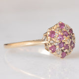 Anello a fiore vintage in oro giallo 9K con rubini (0.40ctw ca.) e diamanti, anni ‘70