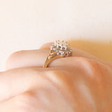 Anello a margherita vintage in oro giallo e bianco 9K con opale (0.30ct ca.) e diamanti, anni ‘70/‘80