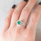 Anello ballerina vintage in oro bianco 14K con smeraldo (0.50ct ca.) e diamanti di taglio brillante e baguette (1ctw ca.), anni ‘70/‘80