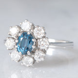 Anello a margherita vintage in oro bianco 14K con zaffiro (0.75ct ca.) e diamanti di taglio brillante (0.64ctw ca.), anni ‘60/‘70