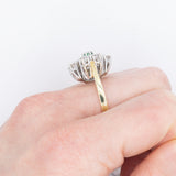 Anello a fiore/fiocco di neve in oro giallo e bianco 14K con smeraldo (0.13ct ca.) e diamanti di taglio brillante (1.24ctw ca.), anni ‘70