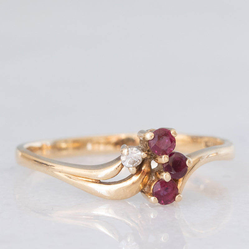 Anello vintage in oro giallo 9K con rubini (0.12ctw ca.) e diamante (0.02ct ca.), anno 1981
