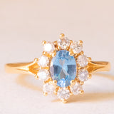 Vintage-Gänseblümchenring aus 18-karätigem Gelbgold mit blauem Topas (ca. 0.80 ct) und Diamanten im Brillantschliff (ca. 0.50 ctw), 70er Jahre