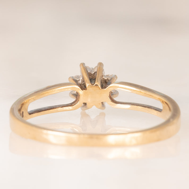 Anello a margherita in oro giallo 9K con zaffiro (0.08ct ca.) e diamanti (0.06ctw ca.), anni ‘70/‘80
