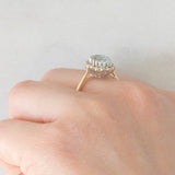 Anello a margherita vintage in oro giallo e bianco 9K con topazio azzurro (1.60ct ca.) e diamanti (0.16ctw ca.), anni ‘80